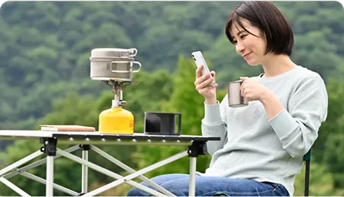外出先でWiFiを使用しているイメージ